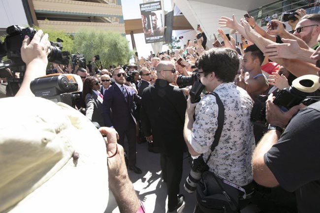 Флойд Мейвезер и Конор Макгрегор прибыли на T-Mobile Arena в Лас-Вегасе (Фото)