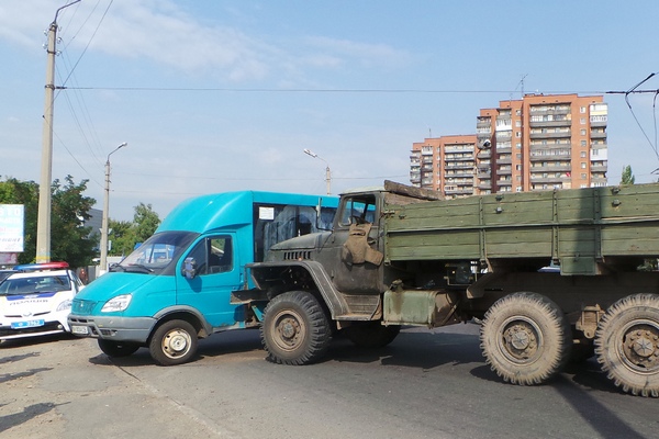 На Донетчине в итоге столкновения военного «Урала» и маршрутки травмированы два человека(фото)