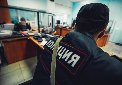 В Крыму осудили парня, покусавшего полицейского