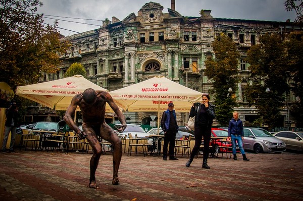 В Одессе дядька в набедренной повязке организовал необычный танцевальный перформанс(фото)