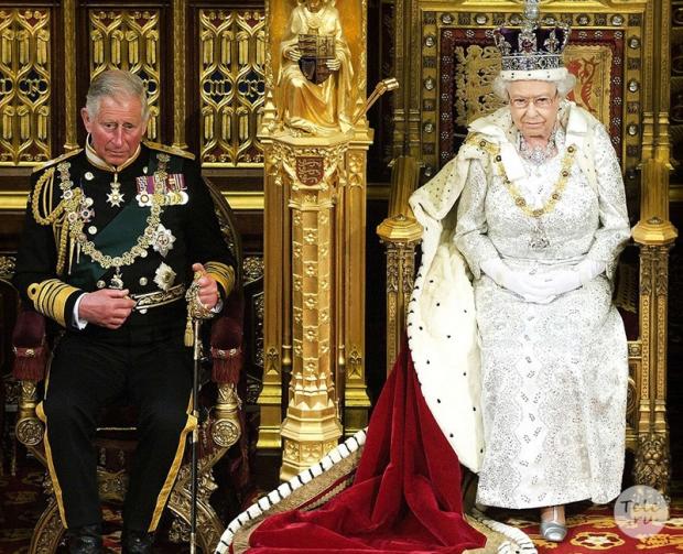 Королева Елизавета II понемногу передает свои полномочия принцу Чарльзу