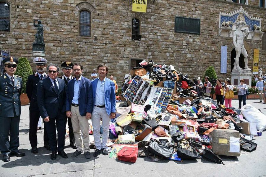 Власти Флоренции заведут штрафы за покупки на улице