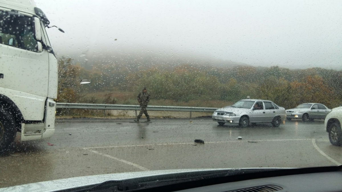 В Крыму насмерть свалили двух пешеходов, погиб пассажир ВАЗа [хроника ДТП 25 октября]