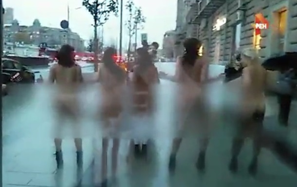 Секс - это классно: в Москве голые девушки поддержали Вайнштейна