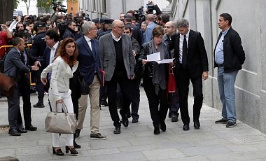Суд в Мадриде постановил взять 8 каталонских министров