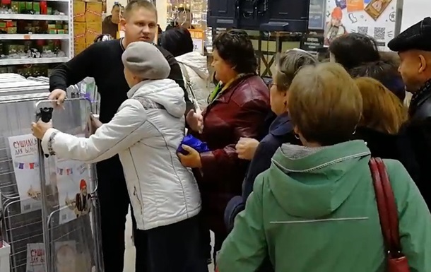 Посетители магазина устроили давку за сушилки по акции