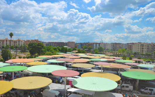 Знаменитая площадь разноцветных зонтиков centro abierto de actividades ciudananas – потрясающая городская архитектура андалусии