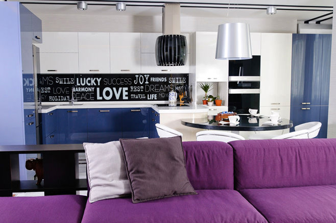 Яркие и сочные цвета в дизайне квартиры для молодой пары