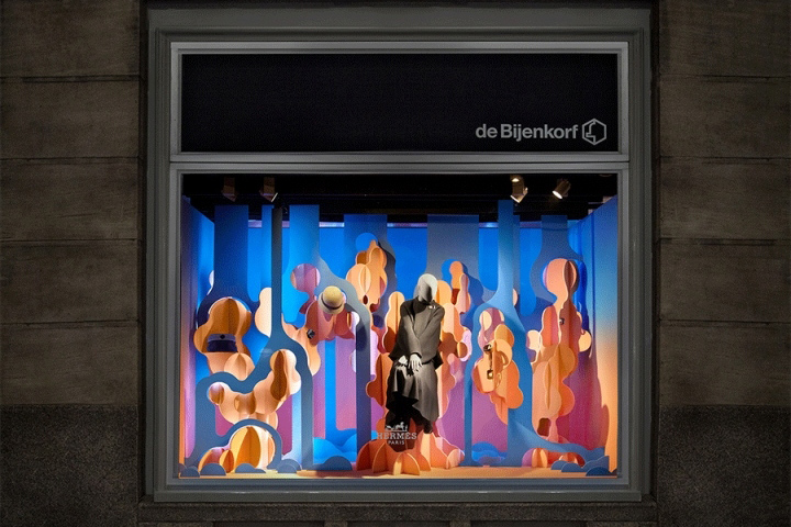 Витрины бутика hermes от дизайнерского бюро bonsoir paris в роскошном торговом центре de bijenkorf, амстердам