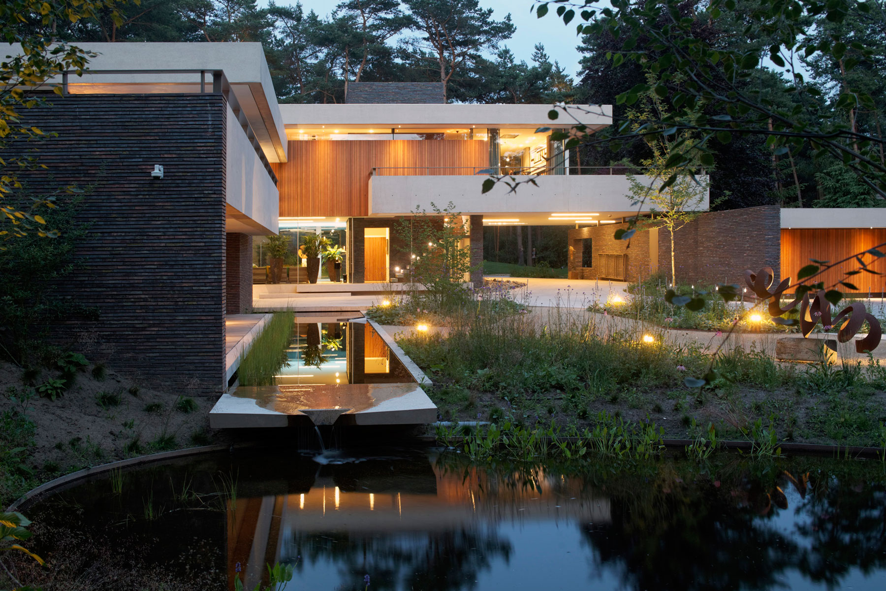 Великолепный проект роскошного загородного дома в сосновом лесу