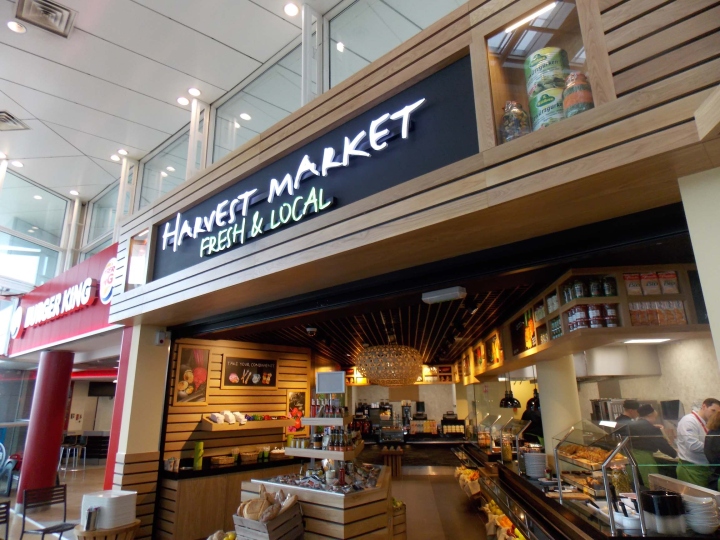Элегантный мини-рынок harvest market — современные торговые площади от redesign group, кале, франция