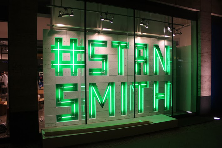 Экспрессивный неоновый концепт — витрина stan smith x adidas originals от studio xag, берлин, германия