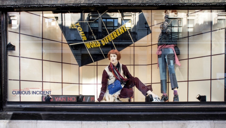 Креативное оформление витрин магазина в лондоне: театральная постановка на улице