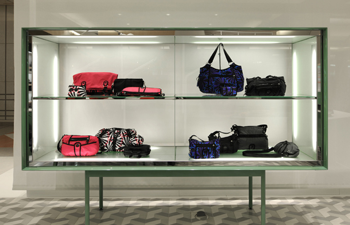 Минималистский дизайн-проект брендового магазина сумок kipling от universal design studio, антверпен, бельгия
