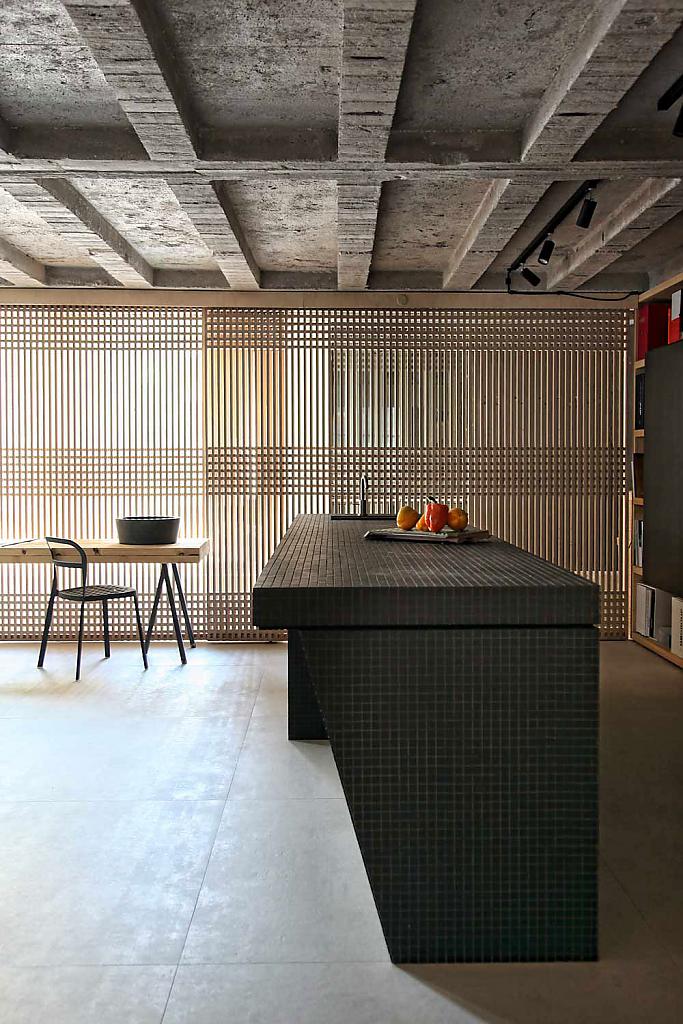 Минималистский дизайн интерьера лофт-апартаментов с декоративными бетонными потолками