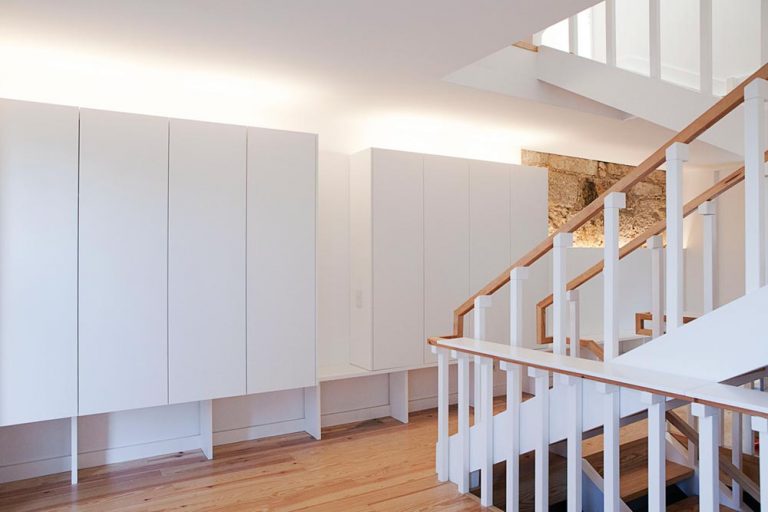 Дизайн двухуровневой квартиры: обилие света и натуральные материалы