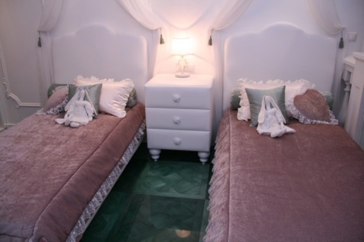 Необыкновенно привлекательная спальня для симпатичных двойняшек в стиле «алисы в стране чудес»