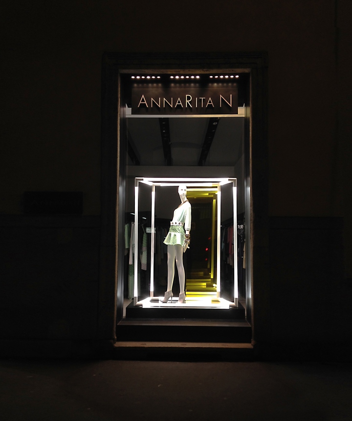 Геометрические пропорции витрин бутика annarita n от компании arte vetrina project, милан, италия