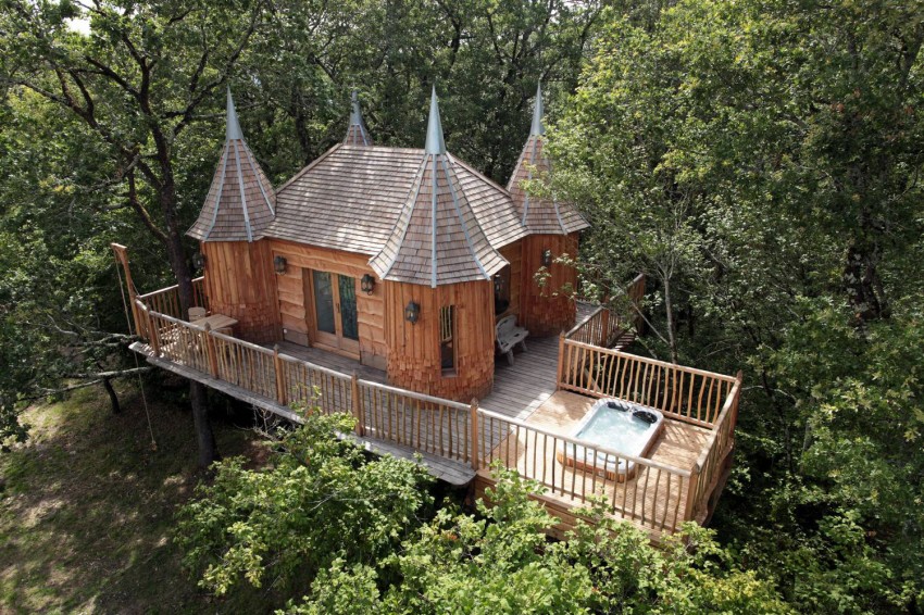 Волшебный замок на дереве — уникальная идея маленького отеля