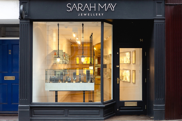 Элегантный бутик ювелирных украшений sarah may jewellery, лондон, великобритания