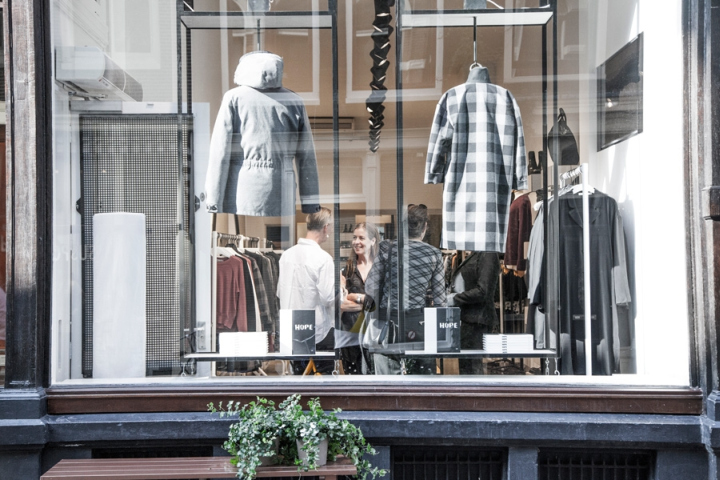 Стильный дизайн магазина одежды hope от inside outside,голландия