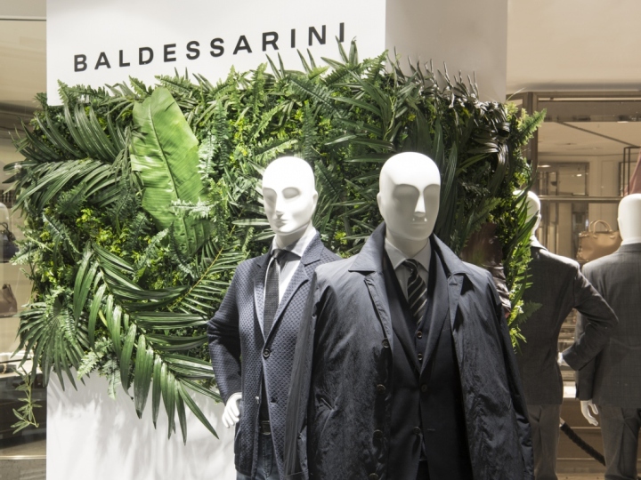 Немецкая студия dfrost создала дизайн витрины магазина одежды бренда baldessarini