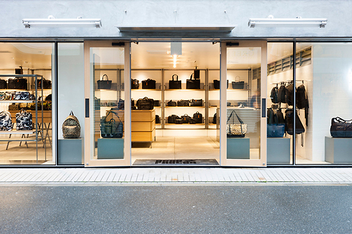 Минималистский дизайн магазина сумок для знаменитого бренда head porter, осака – япония
