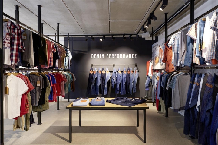 Современный интерьер магазина модной джинсовой одежды для мужчин и женщин wrangler