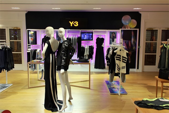 Красочные образы интерьера pop-up магазина y-3 в стиле стрит-ерт от studio xag, лондон, великобритания