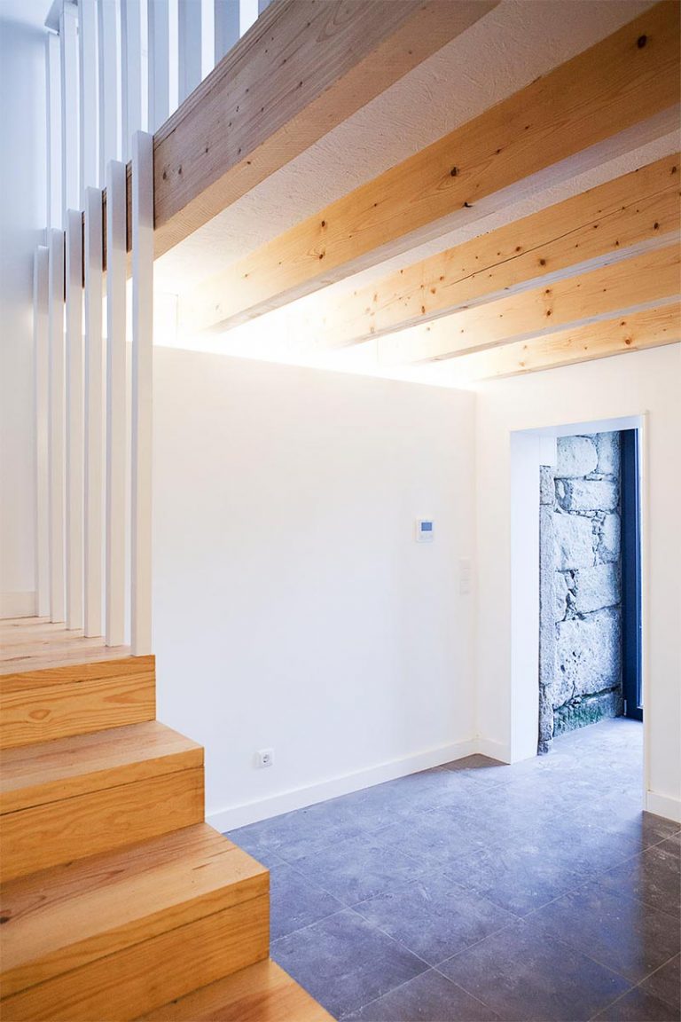 Дизайн двухуровневой квартиры: обилие света и натуральные материалы