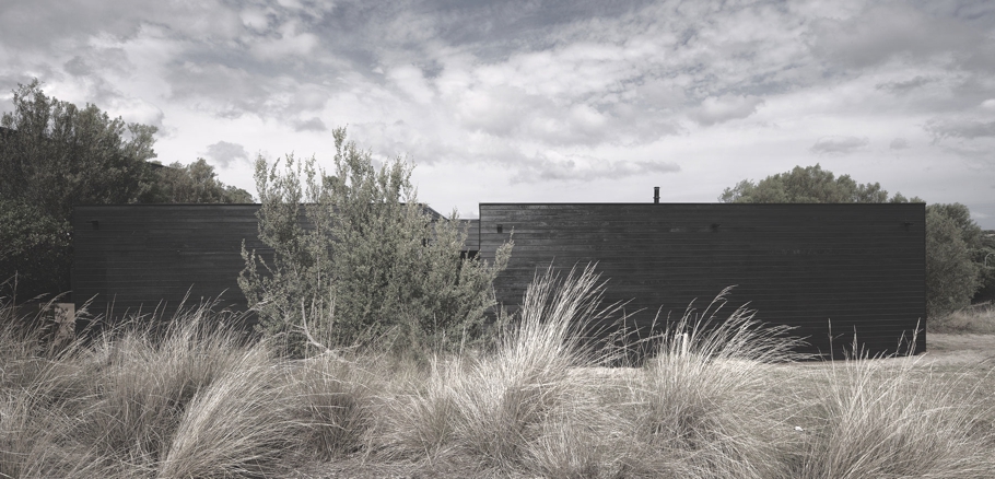 Минималистский дизайн в объятиях природы: примечательный дом ridge road от studiofour, австралия