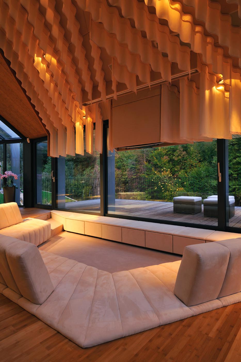 Современный дизайн-проект деревянного дома с эксклюзивным интерьером