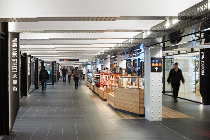 Современный торговый центр turnstyle в нью-йорке приветствует пассажиров метрополитена