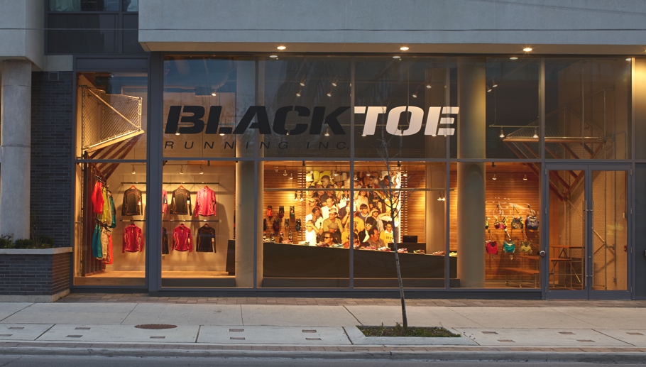 Неординарное решение спортивного бутика: техногенный характер канадского black toe running, торонто