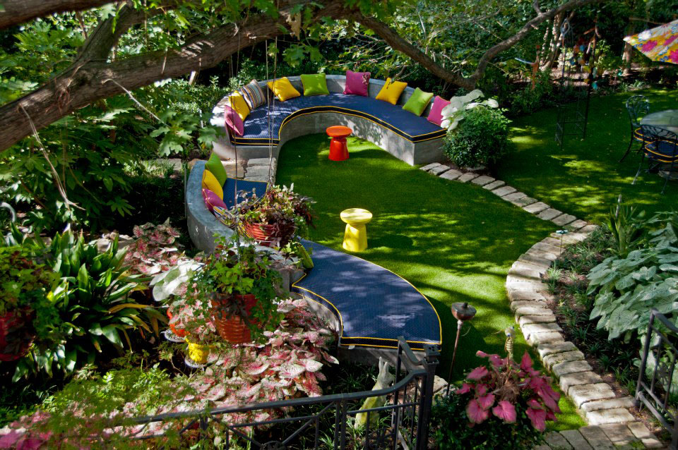 Волшебный сад со встроенными сидениями и красочными подушками от harold leidner company, техас, сша