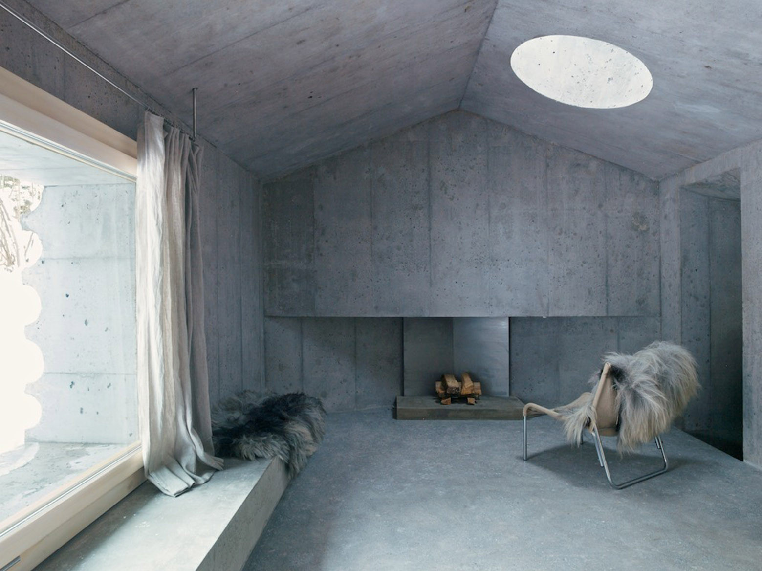 Интерьер дома с камином в лесах швейцарии