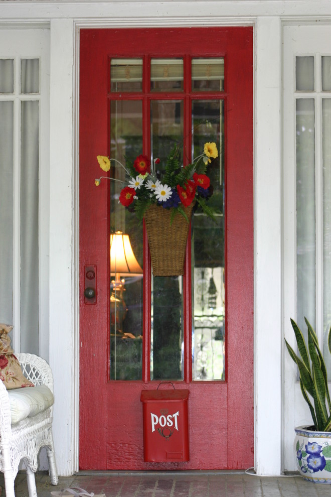 Экспрессивные варианты декора оригинальной входной двери красного цвета