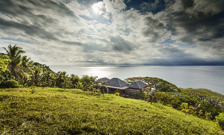 Экзотическая вилла в природных джунглях крошечного острова вануа-леву от madeleine blanchfield architects, савусаву, архипелаг фиджи
