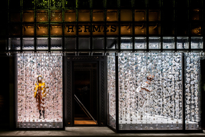 Снежная страна на витрине для бренда модной одежды hermes от christina kim, tokyo, япония