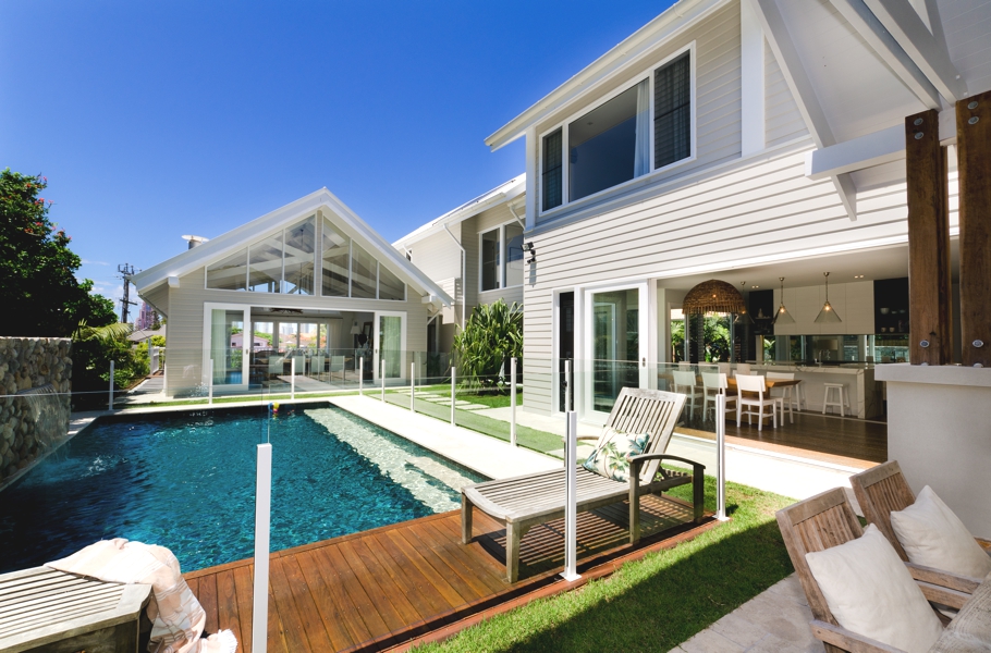 Яркий пример современного зодчества – уютный дом от бюро архитекторов bgd для многодетной семьи, southport, австралия