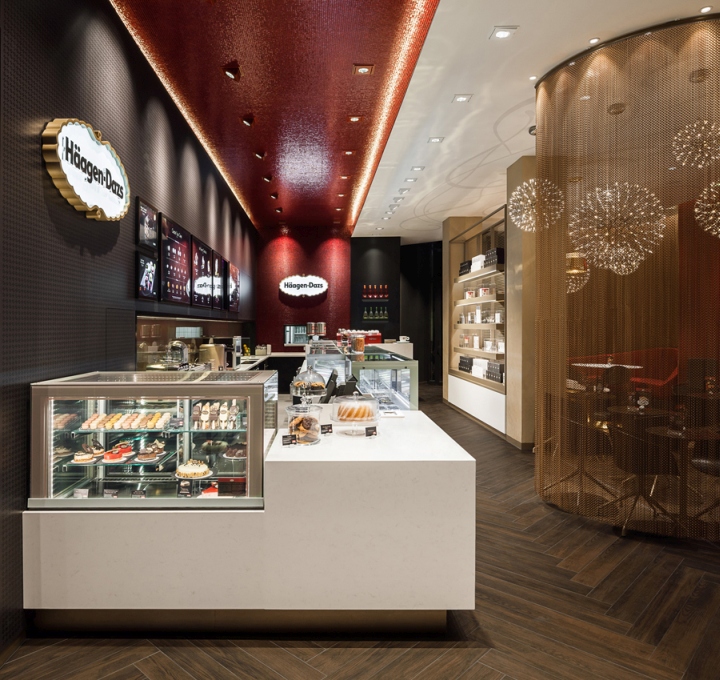 Восхитительный дизайн интерьера для кафе и магазина мороженого в тёплых тонах