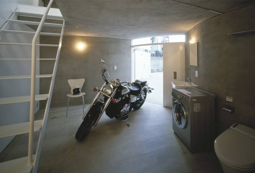 Кривые линии для любителей мотоциклов от студий nakae architects и akiyoshi takagi architects — на байке прямиком в квартиру!
