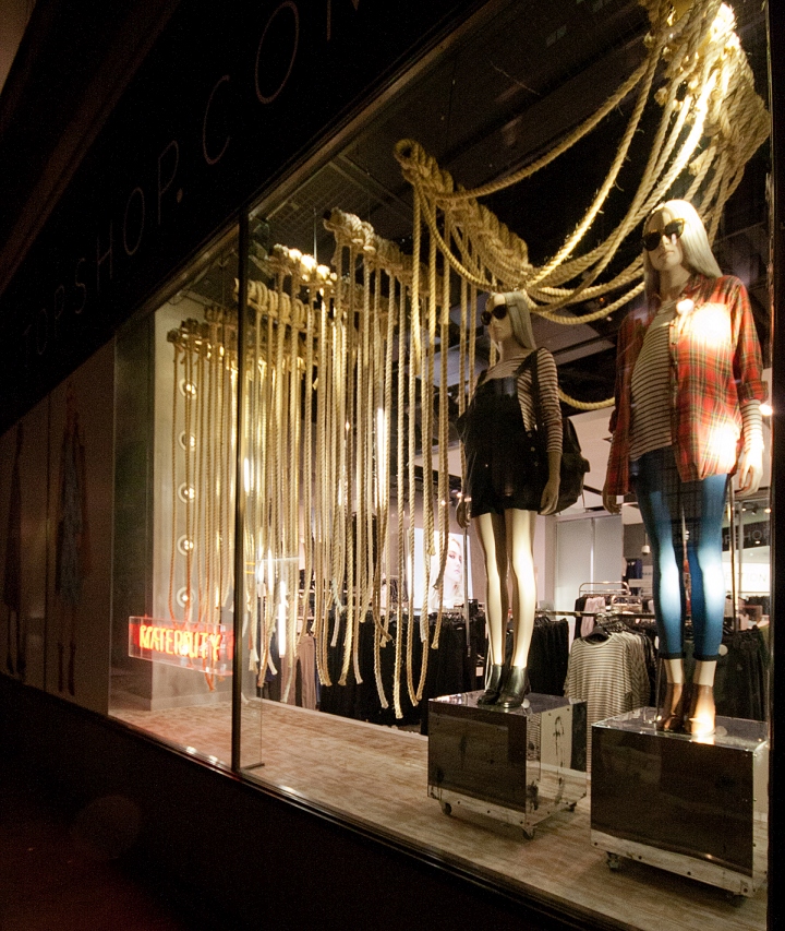 Сдержанный дизайн витрины магазина одежды top shop с элементами на морскую тему