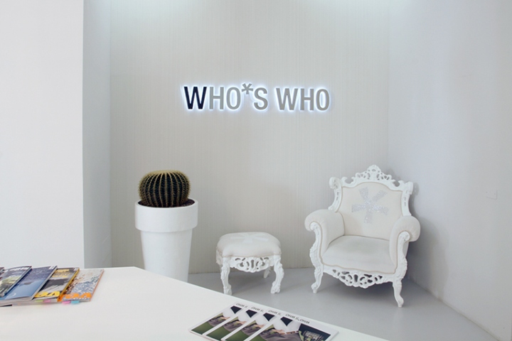 Выразительный дизайн шоурума who*s who – концептуальный иньтерьер от xarq, милан, италия