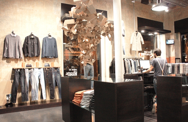 Смелый «картонный» интерьер магазина-ателье nudie jeans от студии colapso, барселона