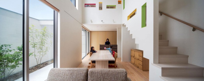 Японский минимализм в современном исполнении: коттедж race round the house от архитектора show co – рай для подрастающих малышей в фукуока