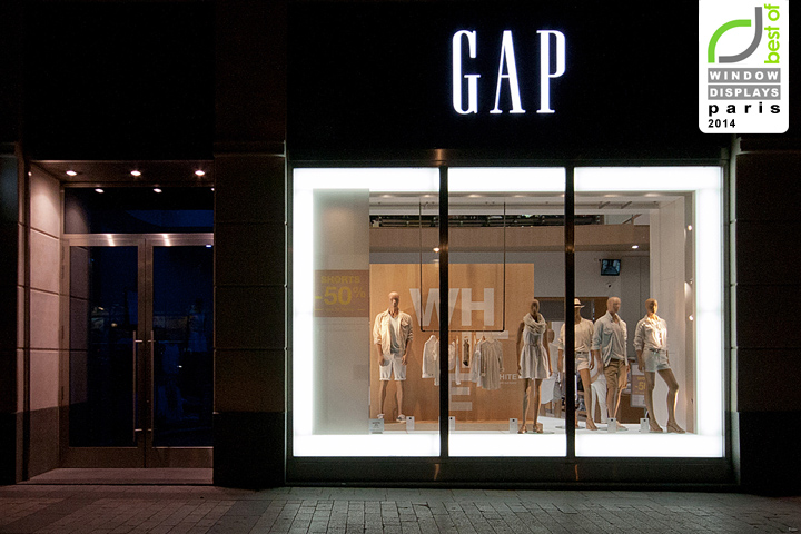 Лаконичный дизайн витрины магазина gap