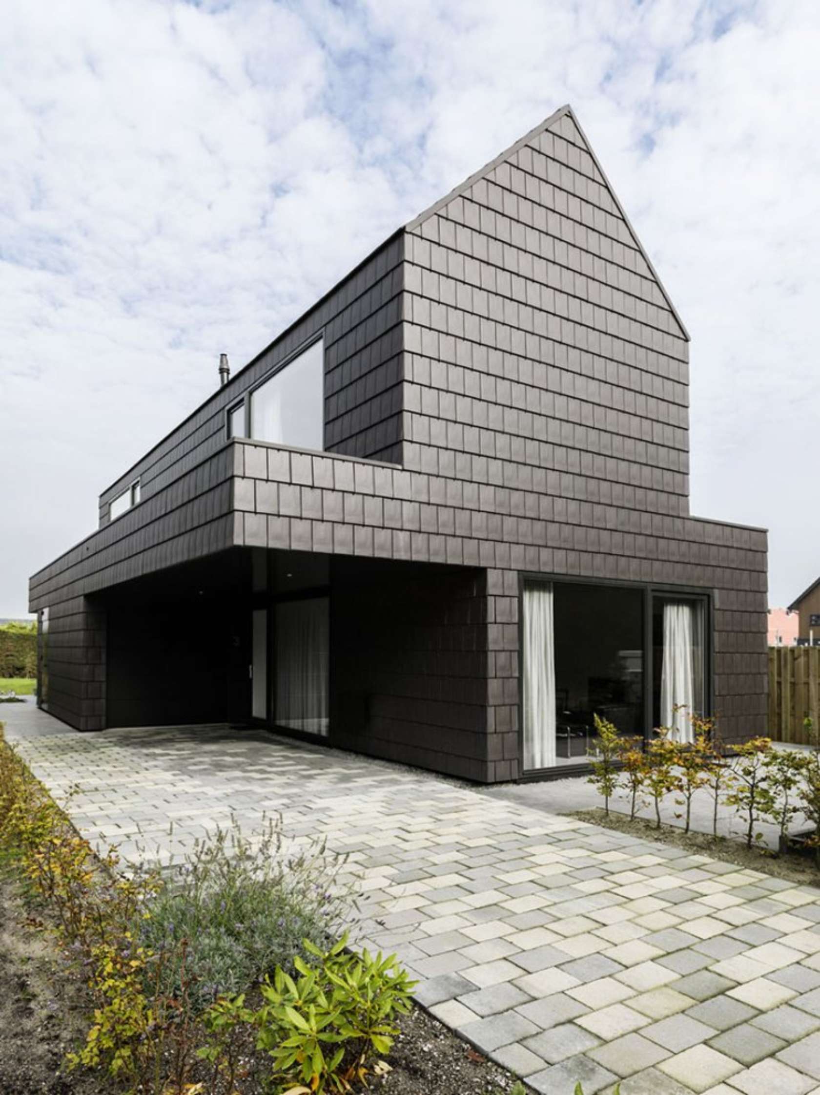 Неприступная холодная крепость чёрного цвета – v-house от baksvan wengerden architecten, алкмар, нидерланды
