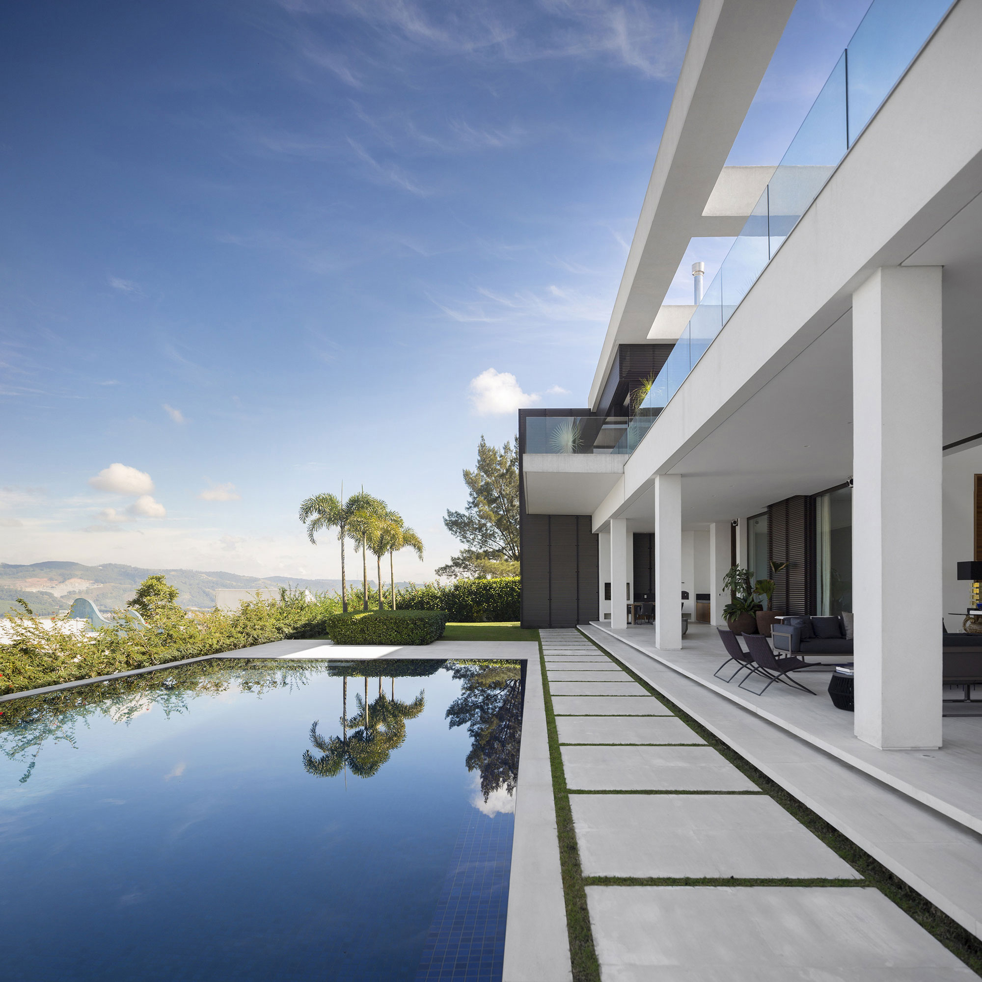 Проект дома с бассейном: фешенебельный трёхэтажный особняк в бразилии
