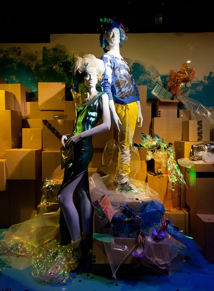 Карнавальное оформление витрин магазина модной одежды harvey nichols, весна 2014, лондон